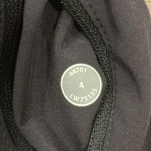 Lululemon Tracker Low Rise Lined Shorts Black Size 4 - Picture 2 of 6